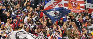 Wenn die bunten Fahnen wehen. Ins Flaggenmeer der Eisbären-Fans mischen sich immer noch die alten Dynamo-Logos. Mit gelebter Ost-Identität hat das allerdings nicht mehr allzu viel zu tun.