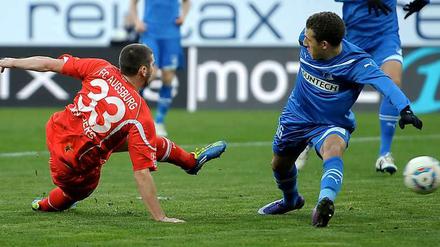 Nach mehr als 400 Minuten ohne Torerfolg schoss Sascha Mölders die Augsburger Führung gegen Hoffenheim.
