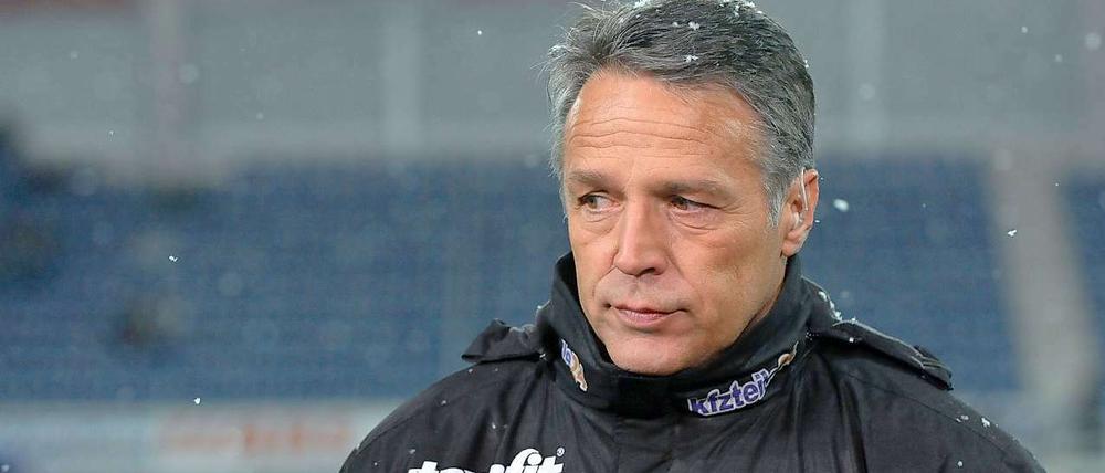 So still wie die Schneeflocken fallen ist auch Uwe Neuhaus' Mannschaft auf dem Platz.