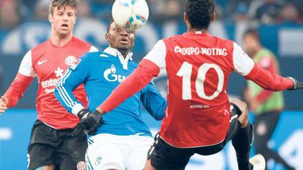 Rote in der Überzahl. Es dauerte 45 Minuten, ehe sich die Schalker um Obasi (Mitte) aus der Mainzer Umklammerung lösten. Foto: dpa