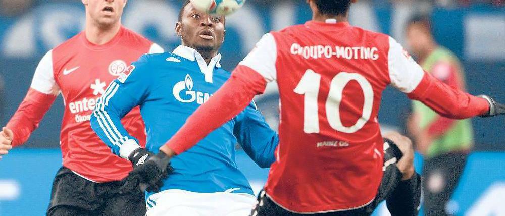 Rote in der Überzahl. Es dauerte 45 Minuten, ehe sich die Schalker um Obasi (Mitte) aus der Mainzer Umklammerung lösten. Foto: dpa