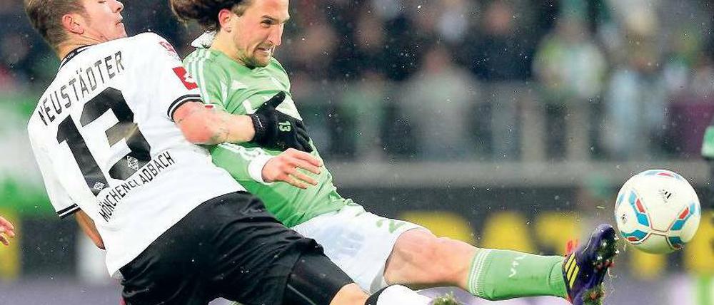 Hoch das Bein. So wenig entschlossen wie Gladbachs Neustädter (l.) gegen Wolfsburgs Jiracek agierten auch die übrigen Profis beim 0:0. Foto: dapd