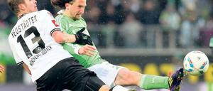 Hoch das Bein. So wenig entschlossen wie Gladbachs Neustädter (l.) gegen Wolfsburgs Jiracek agierten auch die übrigen Profis beim 0:0. Foto: dapd