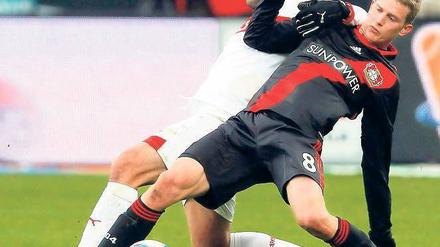 Zähes Ringen. Leverkusens Lars Bender und Stuttgarts Cristian Molinaro schenken sich nichts.