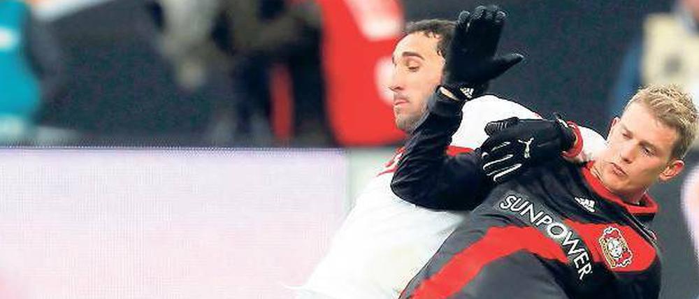 Zähes Ringen. Leverkusens Lars Bender und Stuttgarts Cristian Molinaro schenken sich nichts.