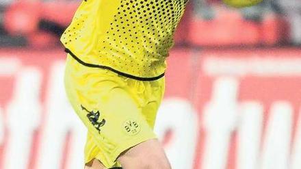 Fingerzeig. Barrios gelang nach langer Pause wieder ein Tor für den BVB. Foto: dpa