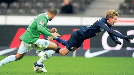 Im freien Fall. Fabian Lustenberger (rechts) und Hertha BSC konnten gegen Hannover 96 nicht punkten und gaben auch sonst wenig Grund zur Hoffnung. Foto: dapd