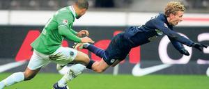 Im freien Fall. Fabian Lustenberger (rechts) und Hertha BSC konnten gegen Hannover 96 nicht punkten und gaben auch sonst wenig Grund zur Hoffnung. Foto: dapd