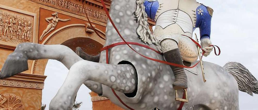 Der französische Präsident sitzt bei einem Karnevalsumzug im italienische Viareggio als Napoleönchen auf einem kleinen Pferd.