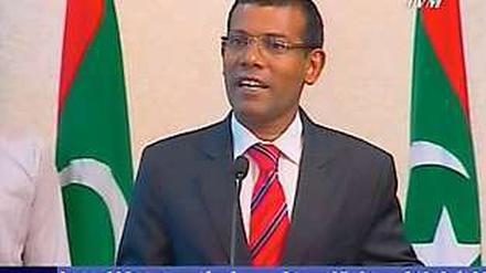 Der erste demokratisch gewählte Präsident der Malediven, Mohamed Nasheed, erklärt auf einer Pressekonferenz seinen Rücktritt.