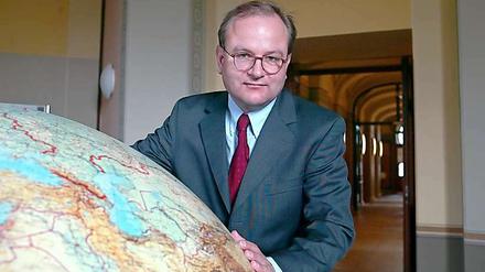 Ottmar Edenhofer ist Chefökonom und Vize-Präsident des Potsdam-Instituts für Klimafolgenforschung. Außerdem ist er der Sprecher der Arbeitsgruppe III des Weltklimarats IPCC, die sich mit den Möglichkeiten, den Klimawandel aufzuhalten, beschäftigt. 