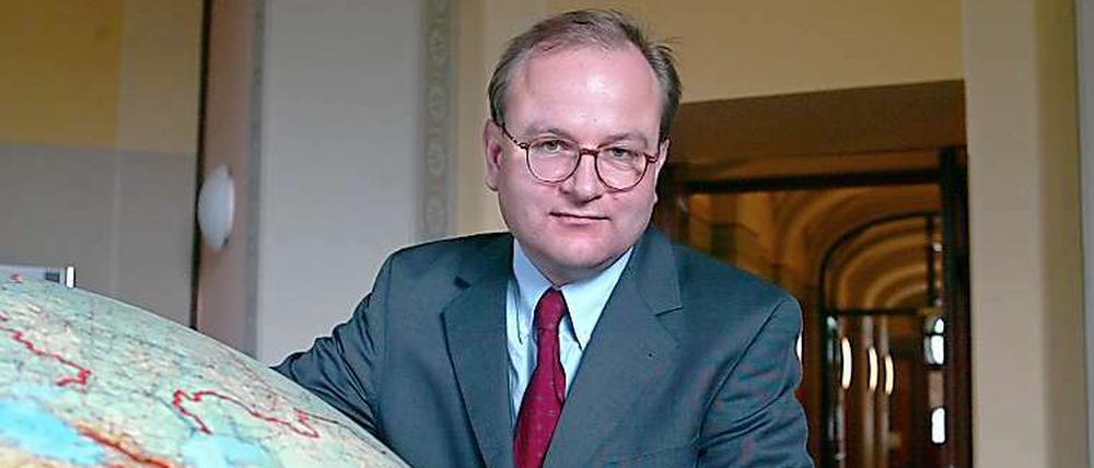 Ottmar Edenhofer ist Chefökonom und Vize-Präsident des Potsdam-Instituts für Klimafolgenforschung. Außerdem ist er der Sprecher der Arbeitsgruppe III des Weltklimarats IPCC, die sich mit den Möglichkeiten, den Klimawandel aufzuhalten, beschäftigt. 