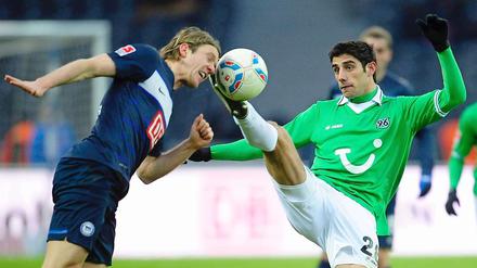 Er hält den Kopf hin und seine Hand über die Mitspieler: Herthas Peter Niemeyer (l.) im Duell mit Hannovers Lars Stindl.