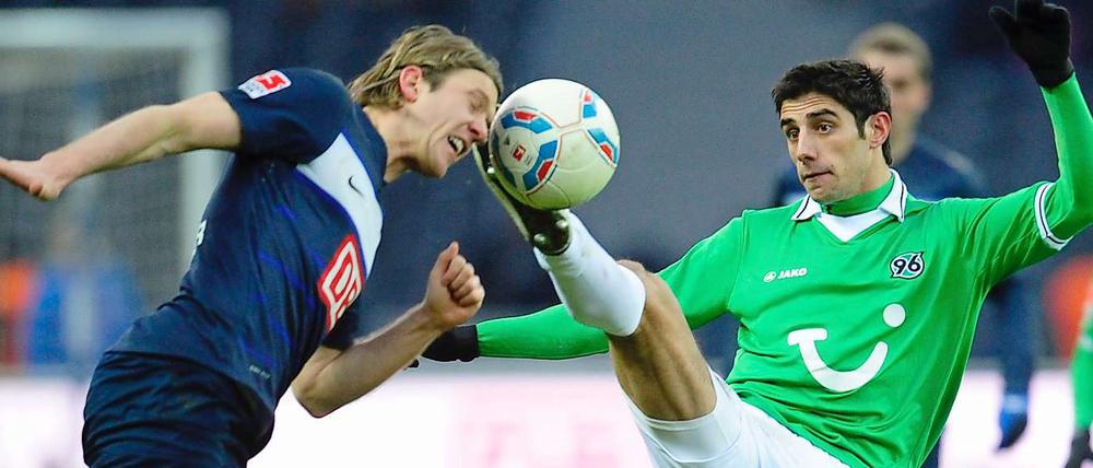Er hält den Kopf hin und seine Hand über die Mitspieler: Herthas Peter Niemeyer (l.) im Duell mit Hannovers Lars Stindl.