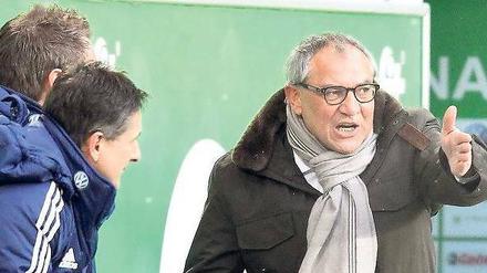 Nur einer kennt den Weg. Felix Magath (r.) sagt, wo es lang geht. Foto: dapd