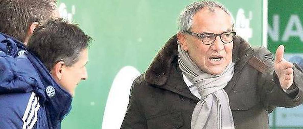 Nur einer kennt den Weg. Felix Magath (r.) sagt, wo es lang geht. Foto: dapd