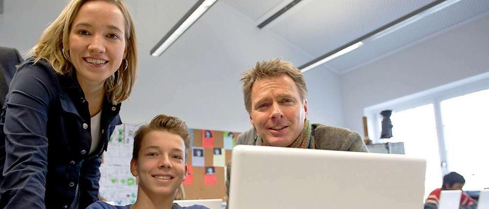 Bundesfamilienministerin Kristina Schröder (CDU) und Fernsehmoderator Jörg Pilawa mit einem Schüler des bilingualen Gymnasiums Phorms in Berlin Mitte.