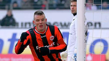 Frankfurts Alex Meier jubelt nach seinem Treffer zum 1:1-Ausgleich. Braunschweigs Torwart Daniel Davari versucht eins mit dem Pfosten zu werden.