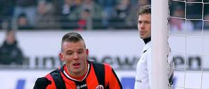 Frankfurts Alex Meier jubelt nach seinem Treffer zum 1:1-Ausgleich. Braunschweigs Torwart Daniel Davari versucht eins mit dem Pfosten zu werden.