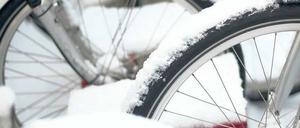Dauerparker. Fahrradfahrern macht der Winter es besonders schwer. Zum eisigen Fahrtwind kommt nun auch noch Schnee. Und das soll erst mal so bleiben. Foto: AFP