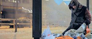 Heimat Haltestelle, wenigstens ein bisschen geschützt: Ein Obdachloser sitzt an einer Bushaltestelle. In Berlin sind immer mehr Wohnungslose auf Hilfe angewiesen. Sie brauchen Essen, Kleidung – und auch die Zuwendung Ehrenamtlicher tut gut. 