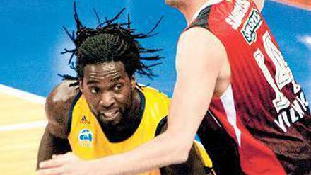 Stop! Vilnius macht es Torin Francis (l.) und seinen Berliner Kollegen schwer. Foto: dpa