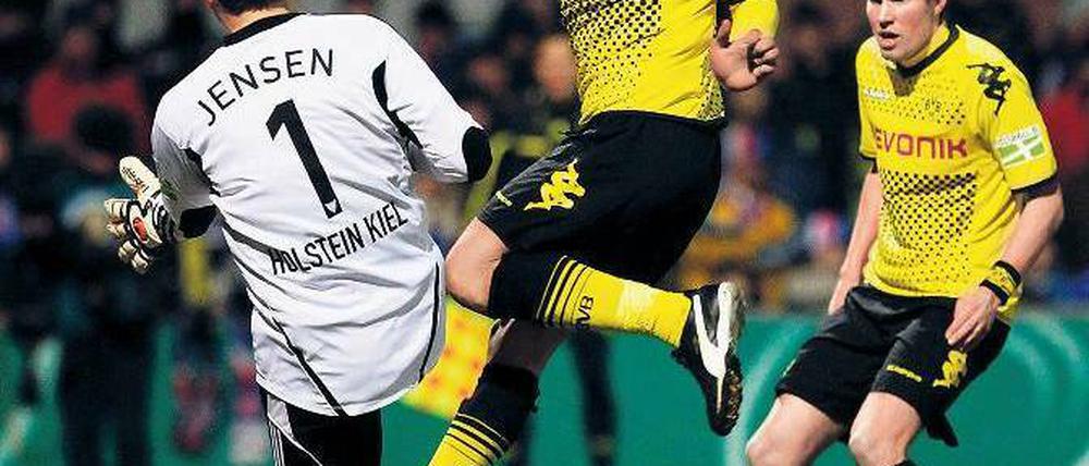 Primaballerina. Dortmunds Lucas Barrios (M.) erzielt den dritten Treffer seiner Mannschaft. Foto: dapd