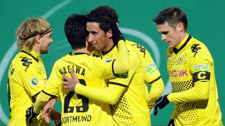 Dortmunds Lucas Barrios (2.v.r) jubelt nach seinem Treffer zum 3:0. 