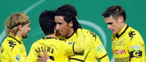 Dortmunds Lucas Barrios (2.v.r) jubelt nach seinem Treffer zum 3:0. 
