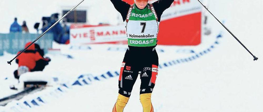 Nummer sieben wird Erste. Andrea Henkel hat zum Abschluss des Biathlon-Weltcups in Oslo den Massenstart gewonnen. In Abwesenheit der erkrankten Magdalena Neuner setzte sich die 34-Jährige mit nur einem Schießfehler souverän durch und fuhr ihren ersten Saisonerfolg ein. Henkel verwies nach 12,5 Kilometern die Weißrussin Darja Domratschewa auf Rang zwei. Dritte wurde Teja Gregorin aus Slowenien. Das Massenstartrennen der Männer gewann der Norweger Emil Hegle Svendsen knapp vor Andreas Birnbacher. Foto: dapd