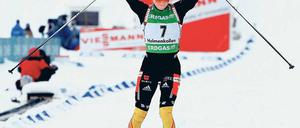 Nummer sieben wird Erste. Andrea Henkel hat zum Abschluss des Biathlon-Weltcups in Oslo den Massenstart gewonnen. In Abwesenheit der erkrankten Magdalena Neuner setzte sich die 34-Jährige mit nur einem Schießfehler souverän durch und fuhr ihren ersten Saisonerfolg ein. Henkel verwies nach 12,5 Kilometern die Weißrussin Darja Domratschewa auf Rang zwei. Dritte wurde Teja Gregorin aus Slowenien. Das Massenstartrennen der Männer gewann der Norweger Emil Hegle Svendsen knapp vor Andreas Birnbacher. Foto: dapd
