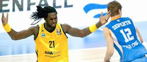 Das ist doch kein Beinbruch! Torin Francis lief nach überstandenem Armbruch wieder für Alba auf. Mit der Leistung scheint er trotz des Sieges nicht zufrieden zu sein.