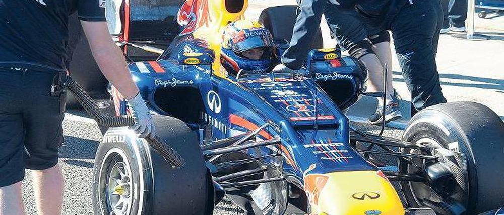 Geschwindigkeit geht vor Schönheit. Mark Webber konnte den neuen, gewöhnungsbedürftigen Red Bull am Dienstag schon ausprobieren, sein Teamgefährte Sebastian Vettel bereitet sich erst einmal mit Fitnesstraining auf dieVerteidigung des WM-Titels vor. Foto: dpa