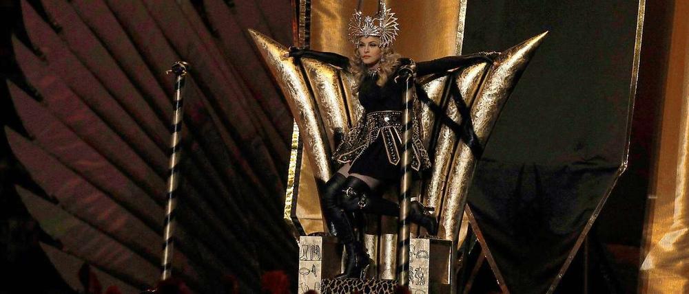 Einzug der Königin. Begleitet von einer Gladiatoren-Armee schwebt Madonna auf die Halbzeitbühne des Super Bowl.