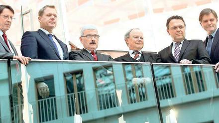Fall für Fachleute. Bundesinnenminister Hans-Peter Friedrich (CSU) präsentiert die Mitglieder der Bund-Länder-Kommission.