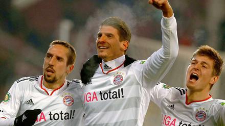 Mario Gomez bejubelt mit seinen Mannschaftskollegen seinen Treffer zum 2:0 in der 46. Minute. 