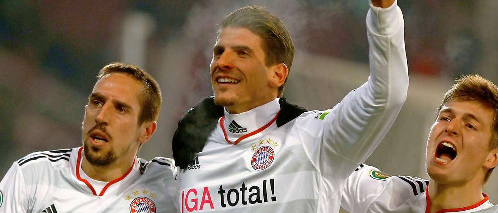 Mario Gomez bejubelt mit seinen Mannschaftskollegen seinen Treffer zum 2:0 in der 46. Minute. 