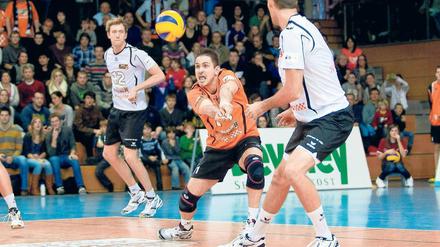 Stabile Annahme. Volleys-Libero Martin Krystof (Mitte) spielte gegen Haching ebenso sicher wie seine Teamkollegen. Foto: nordphoto