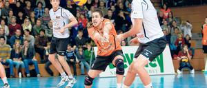 Stabile Annahme. Volleys-Libero Martin Krystof (Mitte) spielte gegen Haching ebenso sicher wie seine Teamkollegen. Foto: nordphoto