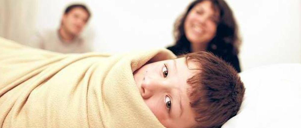 Keine Geborgenheit. Die eng gepackten Laken, in die dieses autistische Kind gewickelt ist, sind kalt, nicht warm.