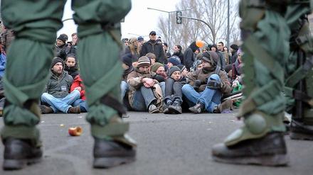 Eine Sitzblockade wird nun zum Problem für zwei Linken-Bundestagsabgeordnete.