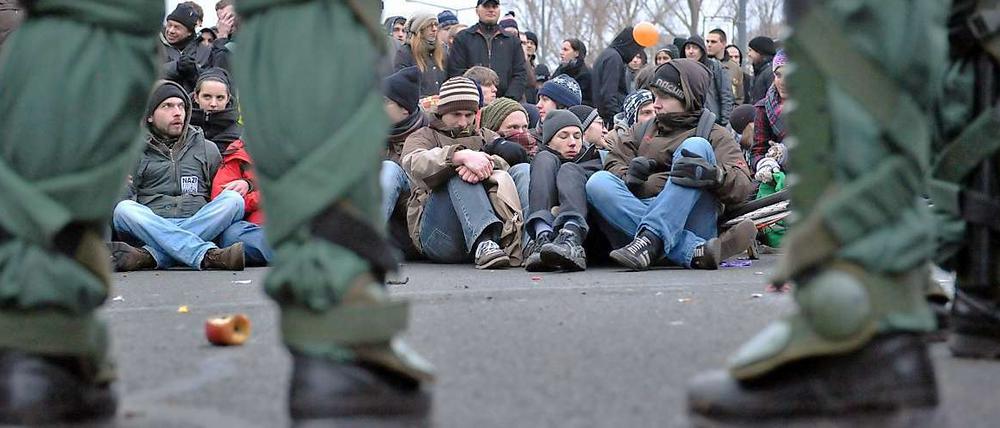 Eine Sitzblockade wird nun zum Problem für zwei Linken-Bundestagsabgeordnete.