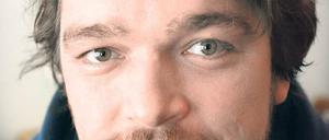 Kraftkerl mit Kindergesicht. Vom fünften bis zum 14. Lebensjahr hat Ronald Zehrfeld Leistungssport getrieben. Als DDR-Jugendmeister im Judo träumte er von Olympia. Nun spielt er erstmals einen Nicht-Proletarier. „Ich habe zuerst richtig mit der Rolle des Arztes gehadert und mich gefragt, nimmt man so einem Vieh wie mir den Akademiker ab?“