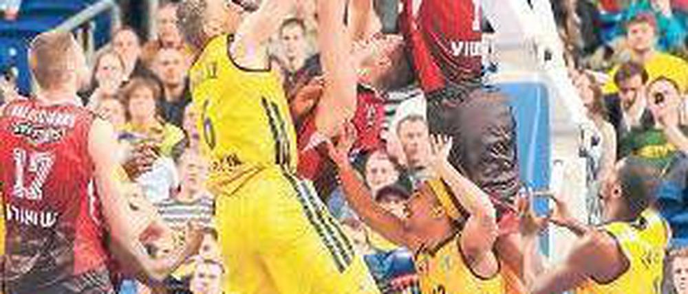 Eine Frage des Niveaus. Alba kämpfte gegen Vilnius beherzt, war gegen Spieler von der Qualität und Körpergröße eines Lawrence Roberts (mit Ball) aber chancenlos. Foto: City-Press