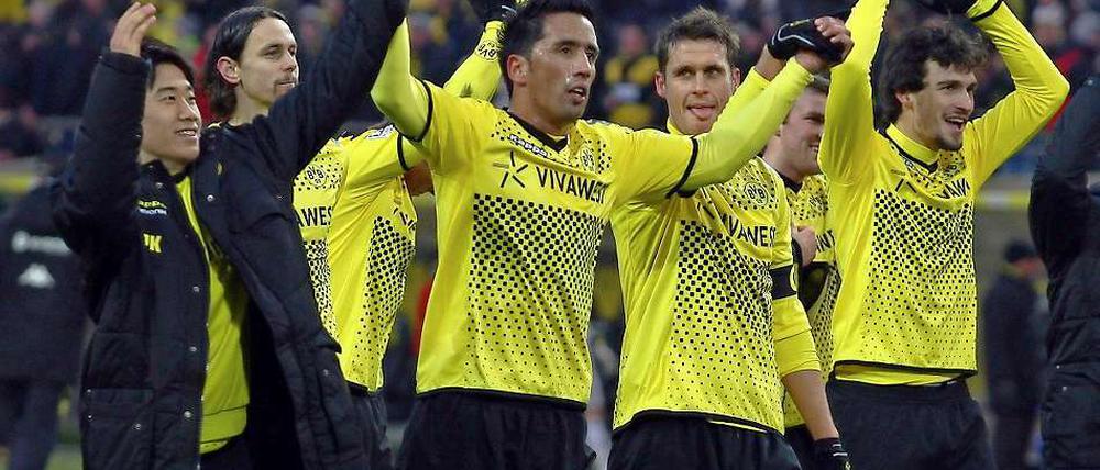 Die Dortmunder Mannschaft feiert gemeinsam mit ihren Fans den verdienten 1:0-Erfolg gegen Bayer Leverkusen.