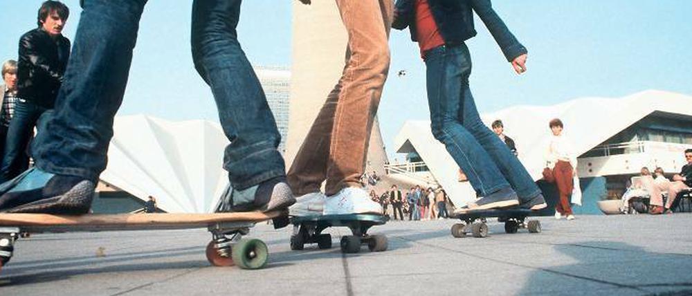 Rollbrettfahrer auf dem Alexanderplatz, irgendwann in den achtziger Jahren. Angesichts wachsender Popularität des zunächst als West-Mode geächteten Sports wurden auch in der DDR Skateboards produziert – seltsamerweise im VEB Schokoladenverarbeitung Wernigerode.