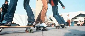 Rollbrettfahrer auf dem Alexanderplatz, irgendwann in den achtziger Jahren. Angesichts wachsender Popularität des zunächst als West-Mode geächteten Sports wurden auch in der DDR Skateboards produziert – seltsamerweise im VEB Schokoladenverarbeitung Wernigerode.
