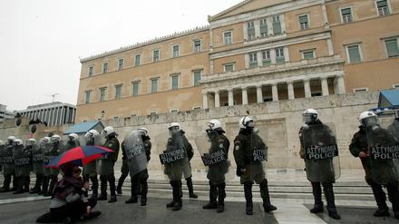 Der Vorstand der Polizeigewerkschaft droht mit der Festnahme der Kontrolleure der "Troika".