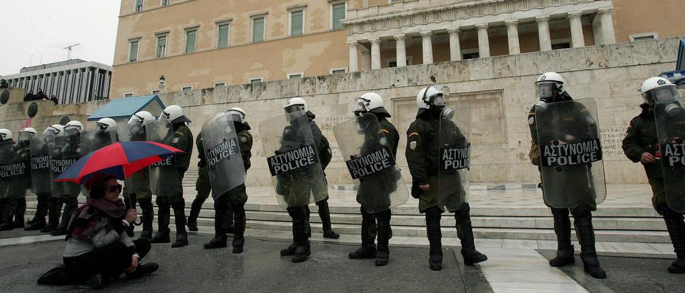 Der Vorstand der Polizeigewerkschaft droht mit der Festnahme der Kontrolleure der "Troika".