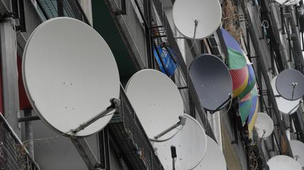 Satellitenschüsseln an einem Berliner Wohnblock.